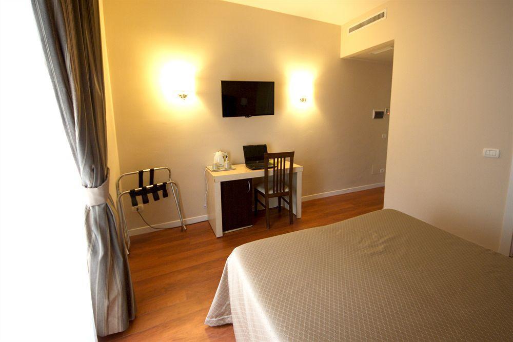Hotel Saturnia Roma Esterno foto