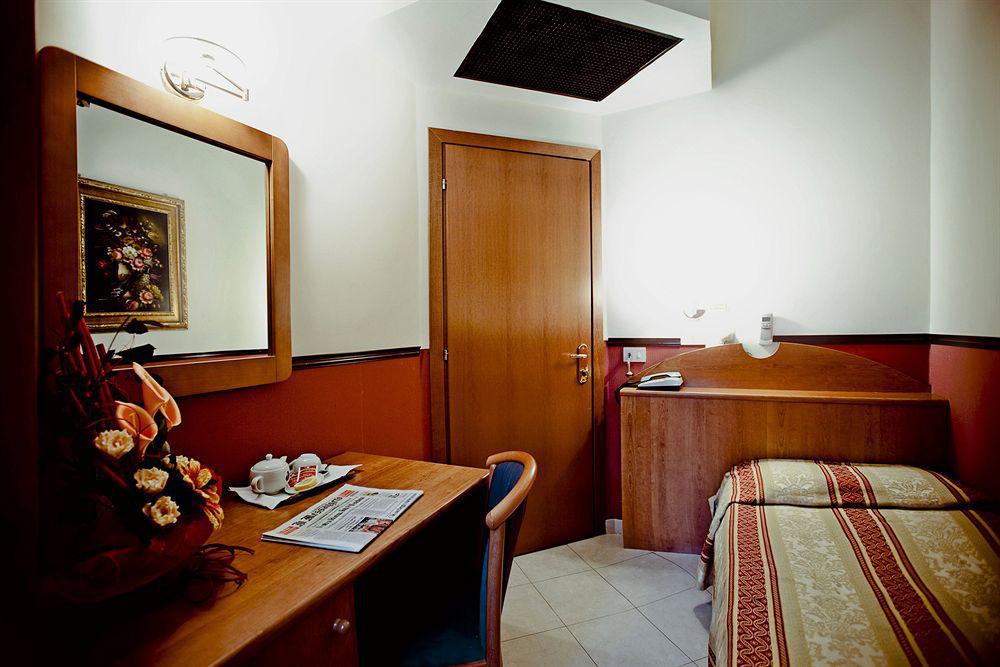 Hotel Saturnia Roma Esterno foto